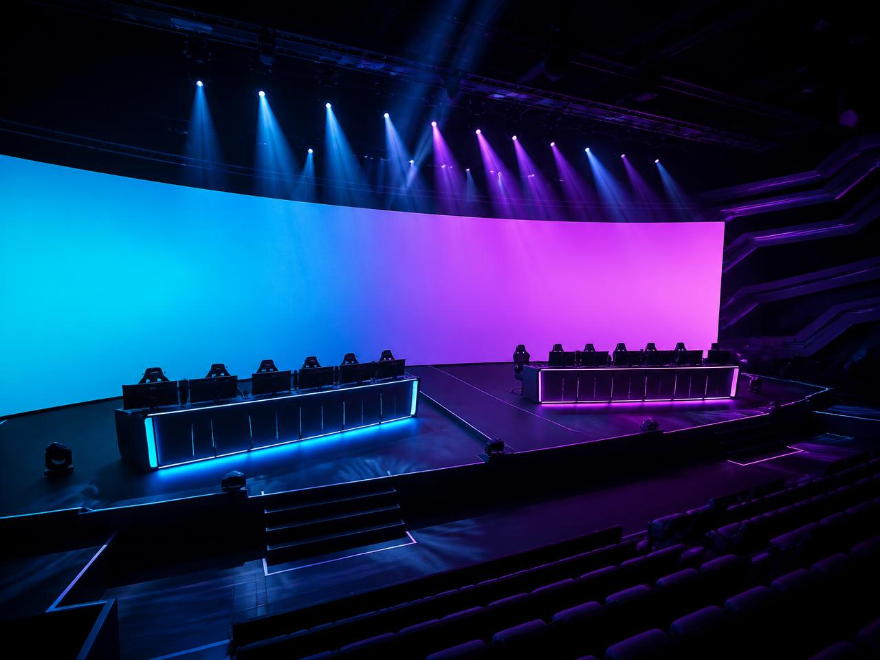 Scene de tournoi esport avec mur LED et projecteurs